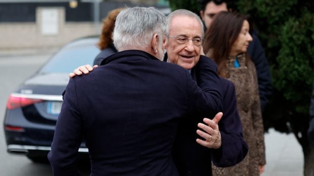 Florentino Pérez arropa a Joaquín Torres en el funeral de su padre. (Foto: Gtres)