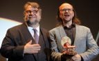 Santiago Segura junto a Guillermo del Toro durante la entrega de unos premios. (Foto: Gtres)