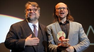 Santiago Segura junto a Guillermo del Toro durante la entrega de unos premios. (Foto: Gtres)