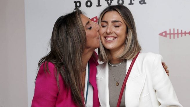 Anna y Paz Padilla profesándose un gesto de cariño. (Foto: Gtres)