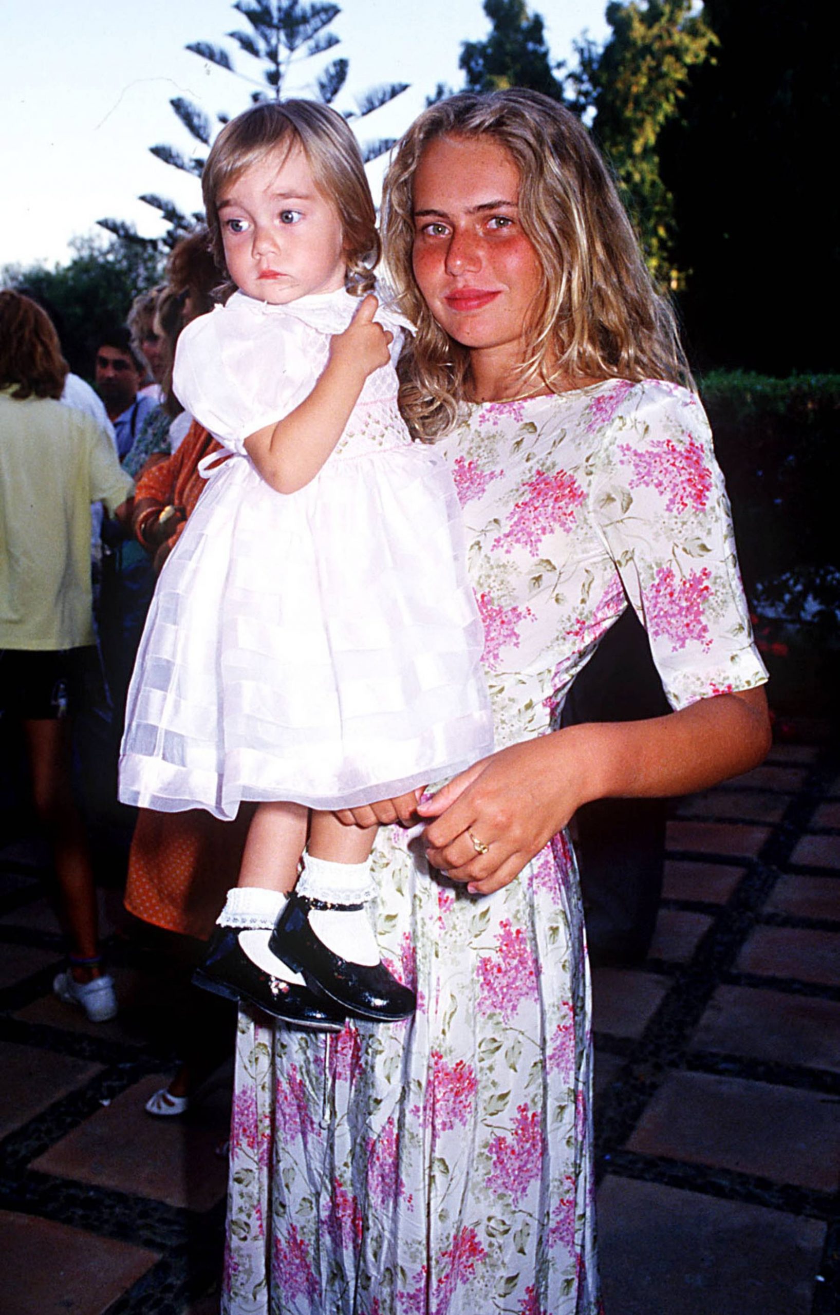 Ylenia Carrisi y su hermana Kristle en 1990. (Foto: Gtres)