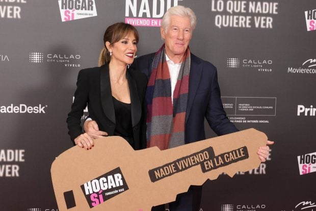 Alejandra Silva, Richard Gere, padre ángel