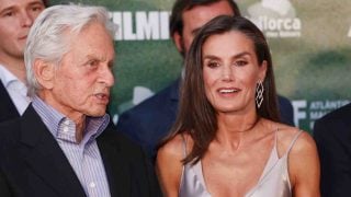 La Reina Letizia en Mallorca con Michael Douglas. (Foto: Gtres)
