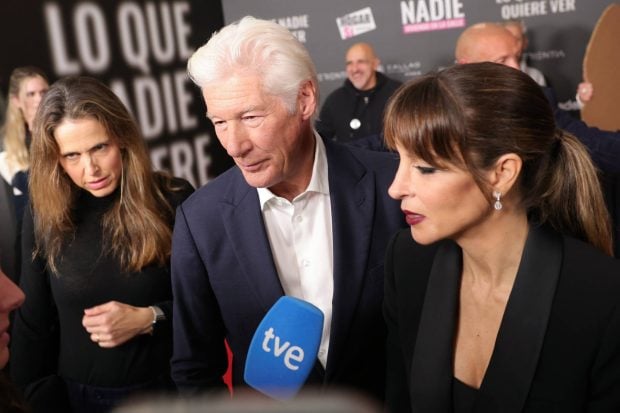 Alejandra Silva, Richard Gere, padre ángel