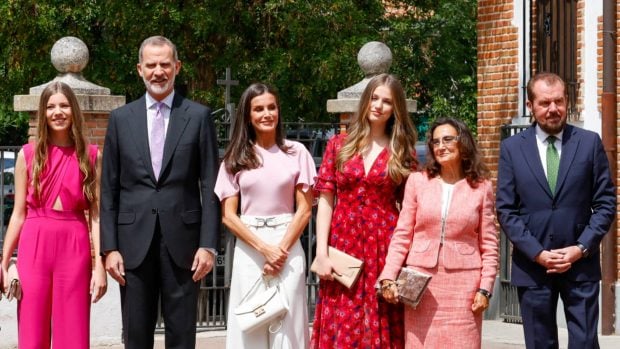 La Familia Real junto a Paloma Rocasolano y Jesús Ortiz. (Foto: Gtres)