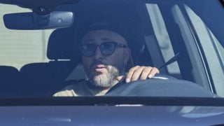 Kiko Rivera en el interior de un coche. (Foto: Gtres)