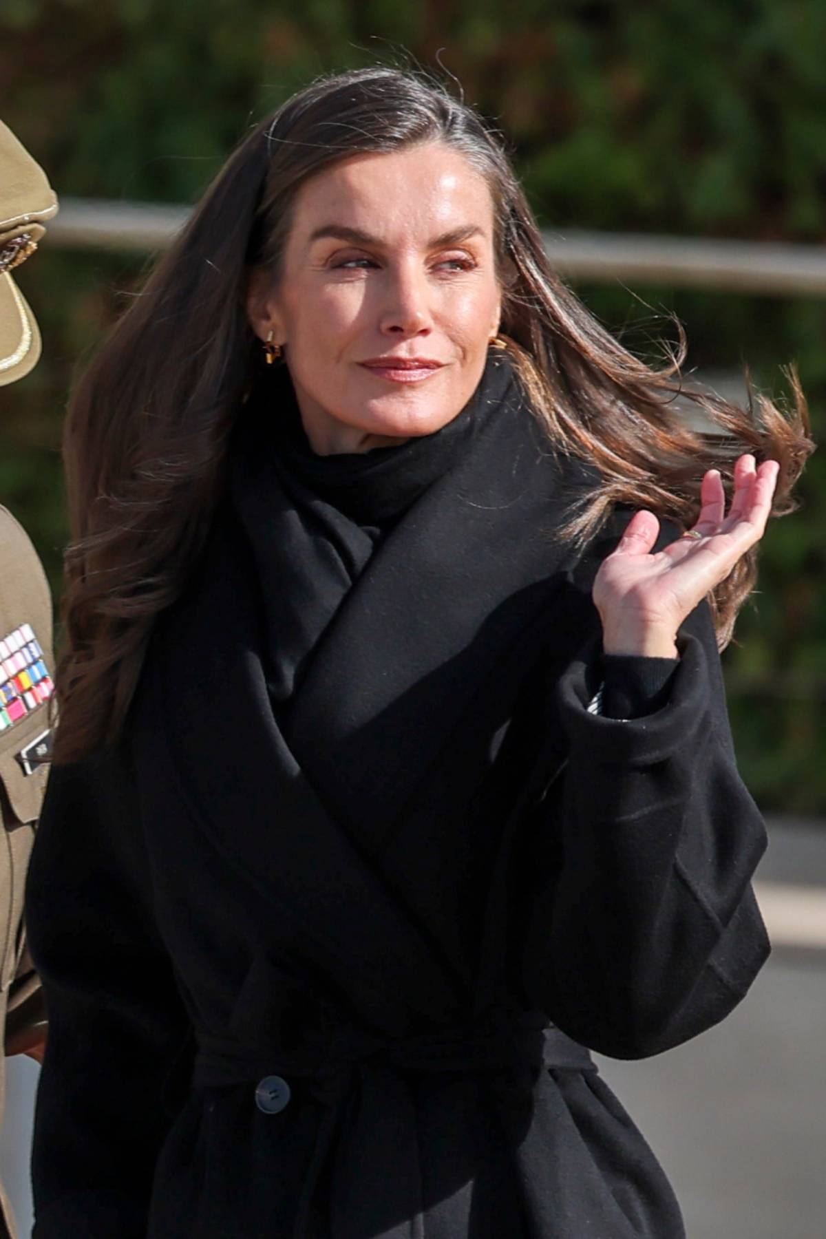 Un gesto natural de doña Letizia al mover el cabello revela el diseño geométrico del pendiente, protagonista discreto del look. (Foto: Gtres)