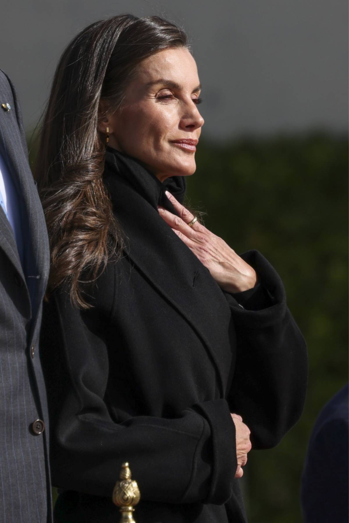 La Reina, con un look total black, deja asomar los pendientes dorados que aportan un punto de luz al conjunto. (Foto: Gtres)