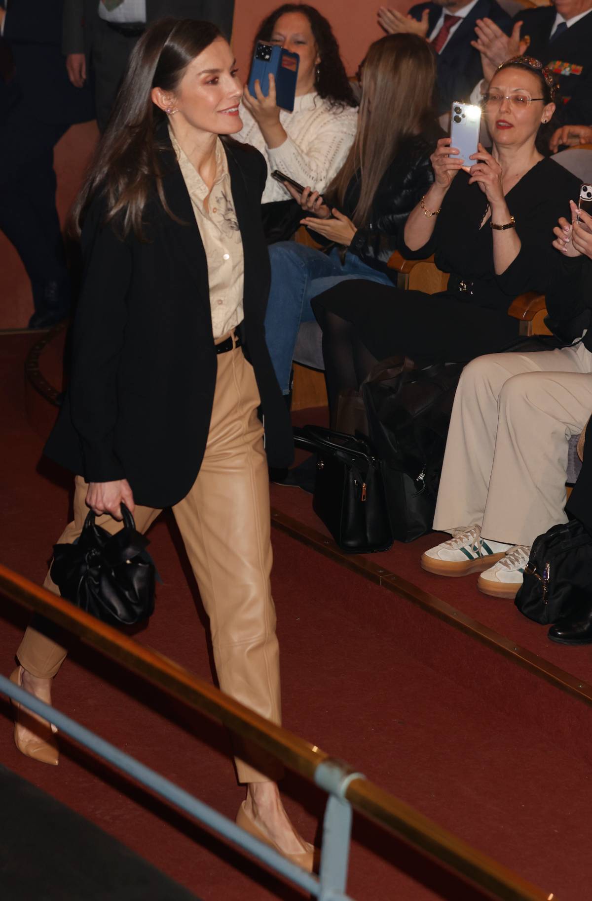 Letizia completó su estilismo en tonos neutros. (Foto: Gtres)