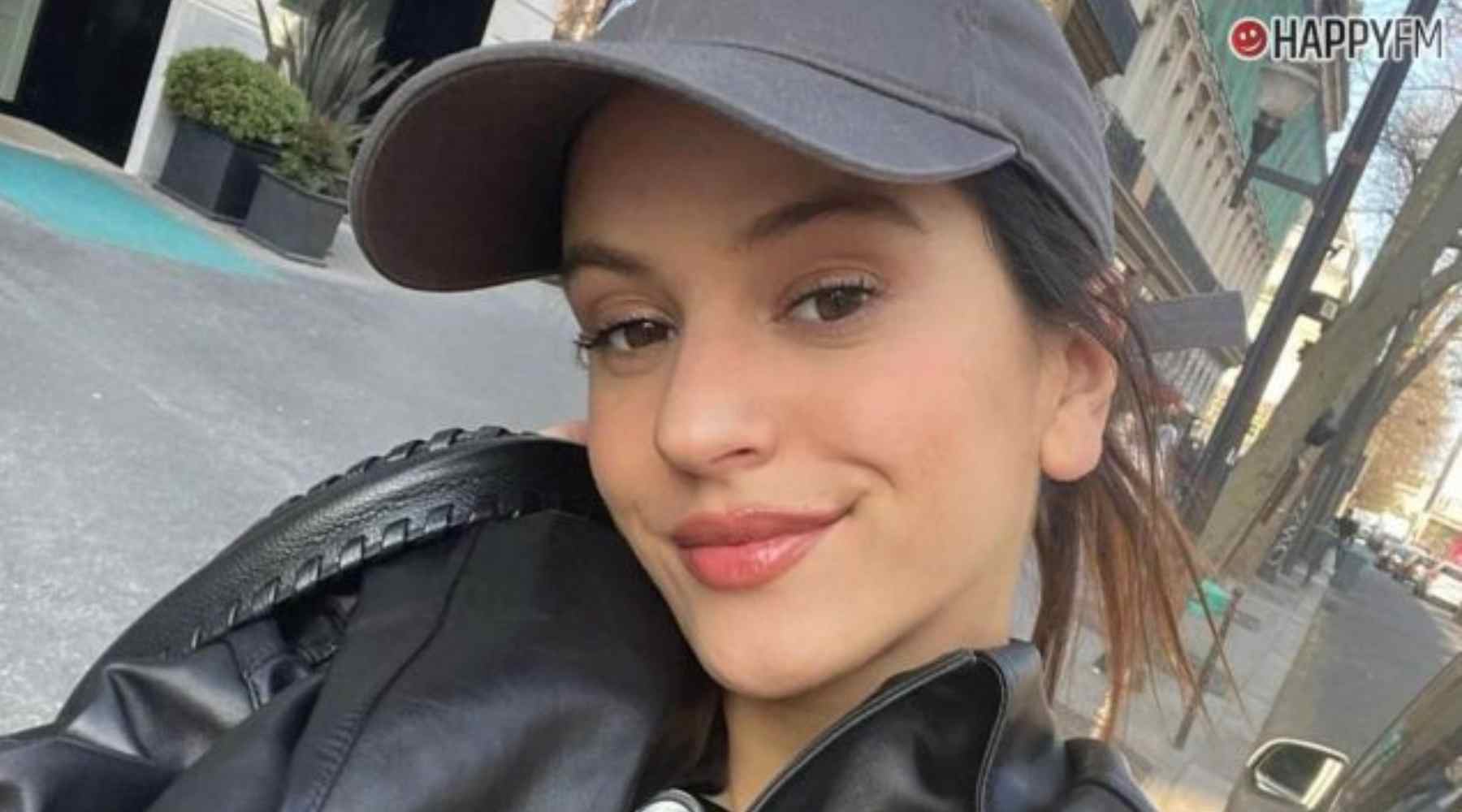 Ni manicura francesa ni efecto perla: Rosalía sabe bien cómo se van a llevar las uñas en 2026