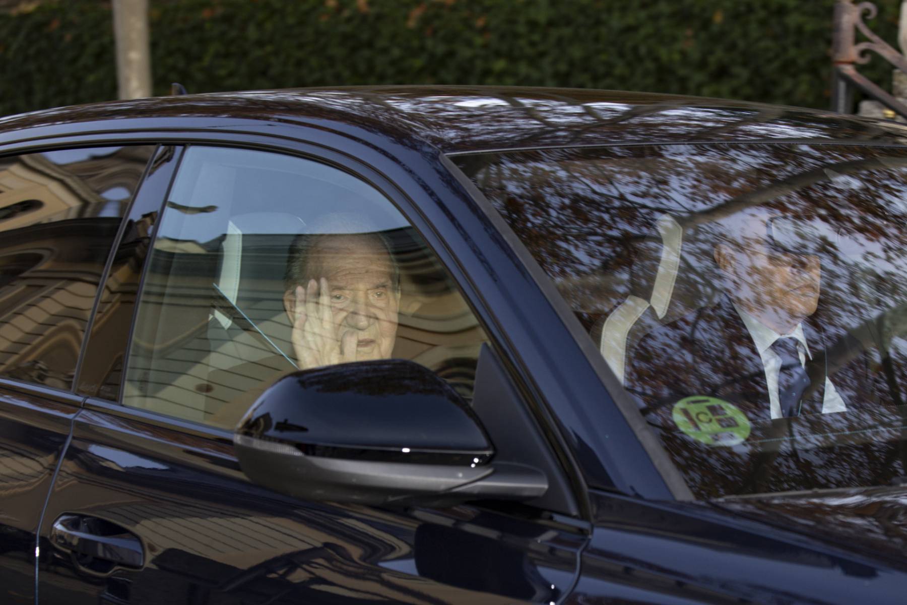 El Rey Juan Carlos en el interior de un vehículo. (Foto: Gtres)