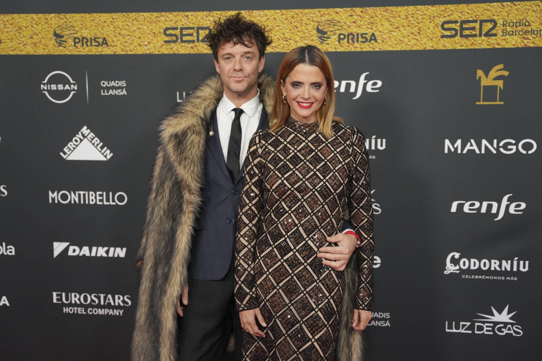 Aldo Comas y Macarena Gómez en los premios Ondas. (Foto: Gtres)