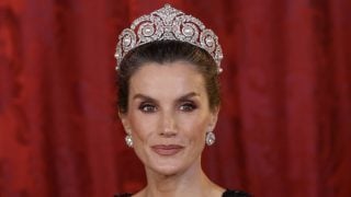 La Reina Letizia en una cena de Estado. (Foto: Gtres)