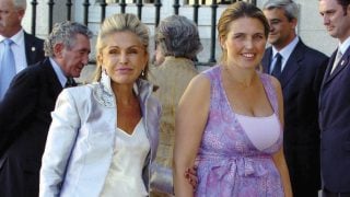 Beatriz y Adelaida de Orleans en la boda de Beltrán Gómez-Acebo. (Foto: Gtres)