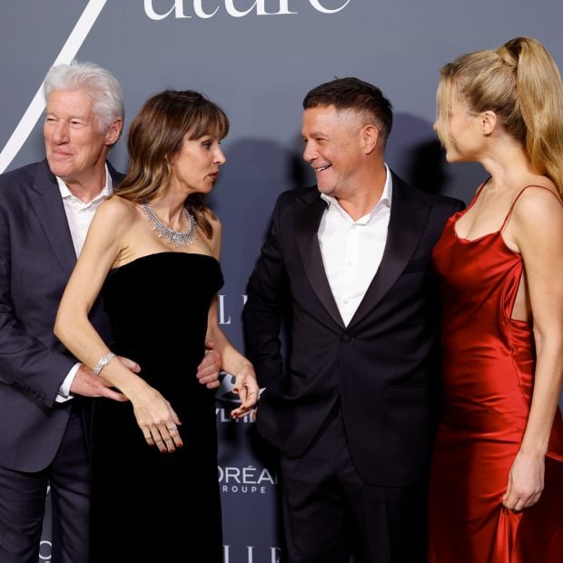 Richard Gere y Alejandra Silva posan con Alejandro Sanz y Candela Márquez. (Foto: Gtres)