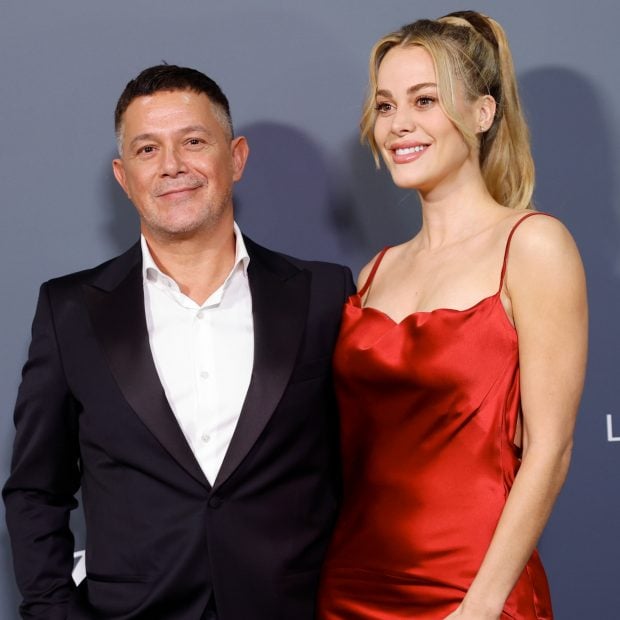 Alejandro Sanz y Candela Márquez en una alfombra roja. (Foto: Gtres)