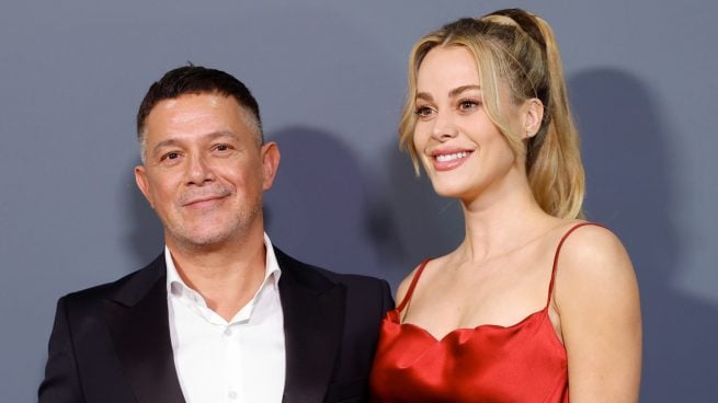 Alejandro Sanz y Candela Márquez en una alfombra roja. (Foto: Gtres)