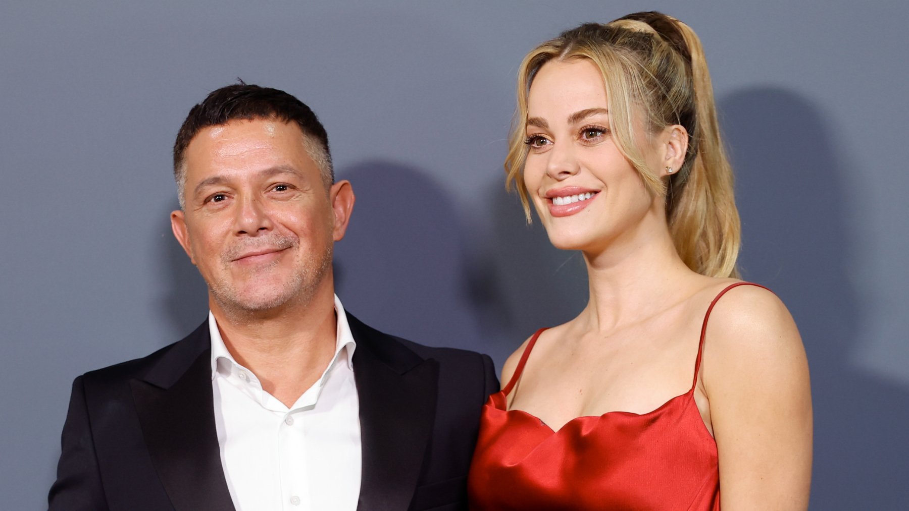 Alejandro Sanz y Candela Márquez protagonizan un romántico posado en medio de rumores de crisis