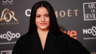 Rosalía en un evento público, luciendo un maquillaje pulido y un estilismo minimalista en negro. (Foto: Gtres)