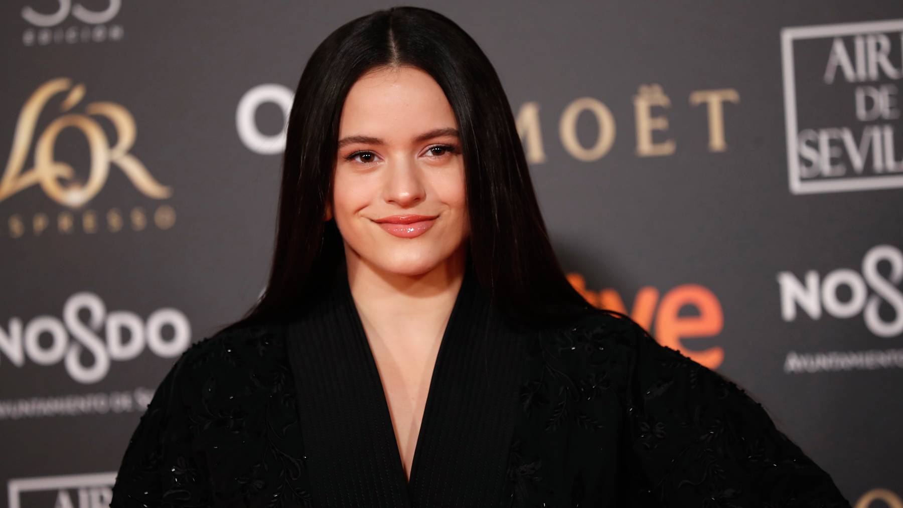 Por qué la piel de Rosalía parece un filtro: los retoques estéticos que logran ese acabado