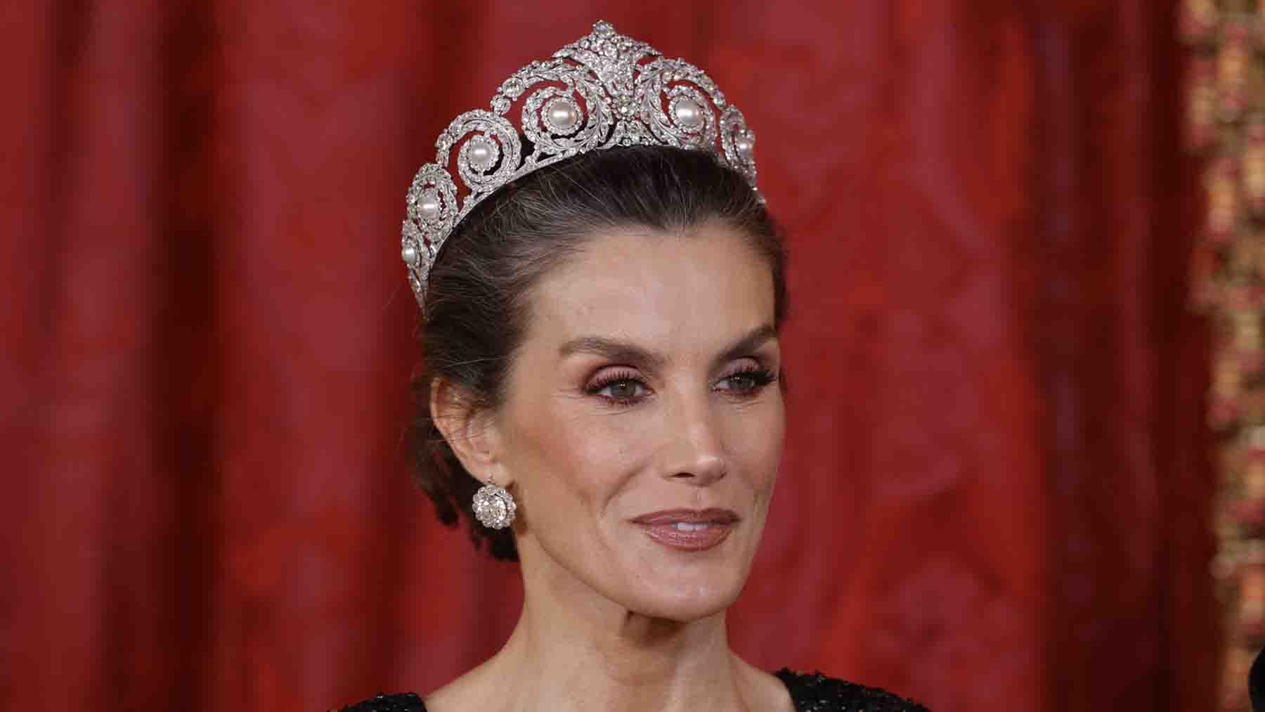 La prensa internacional destaca el gesto de Letizia con una de las tiaras preferidas de la reina Ena