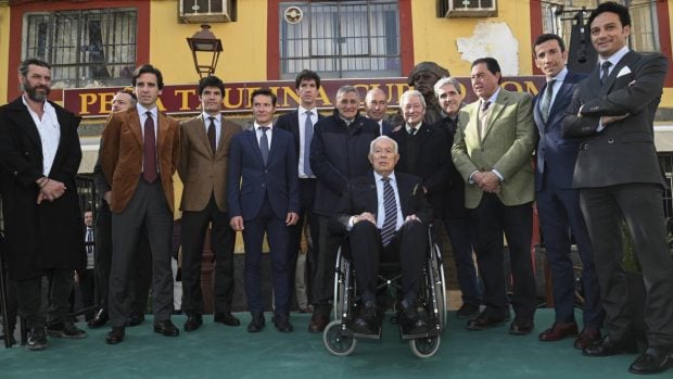 Curro Romero arropado por numerosas figuras del toreo. (Foto: Gtres)