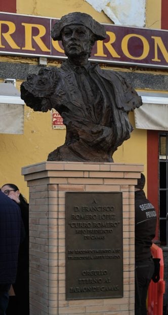 Busto que homenajea a Curro Romero en Camas. (Foto: Gtres)