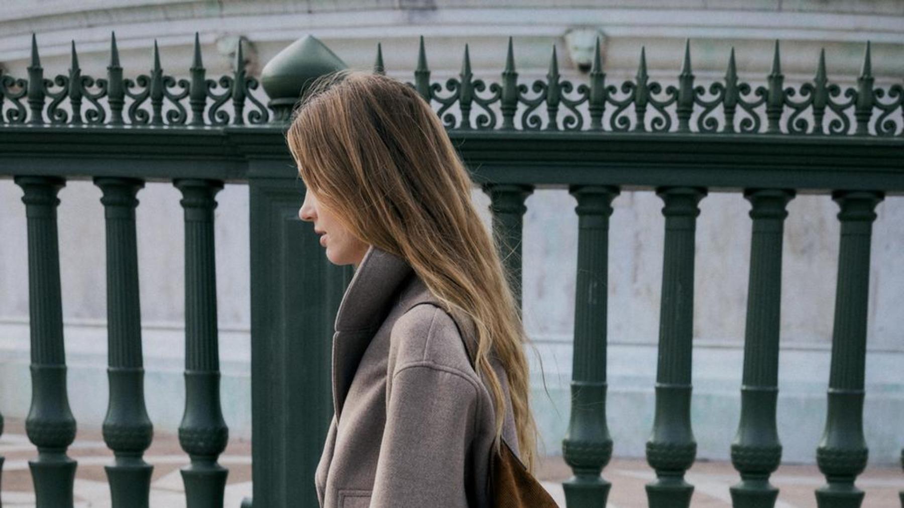 El bolso de Zara efecto pana que se ha convertido en la obsesión de las pijas madrileñas y que ahora está tirado de precio