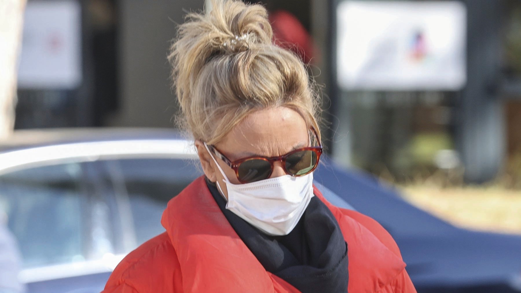 Las fotos de Lydia Lozano en el hospital visitando a su marido: rostro serio y mascarilla