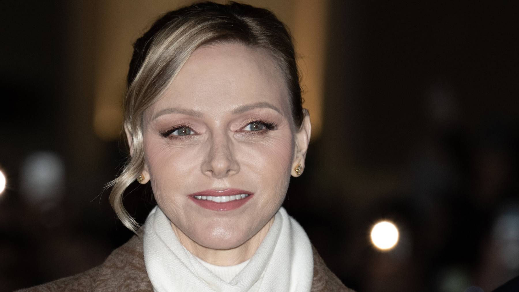 En imágenes: la princesa Charlene inaugura la Navidad con un abrigo de casi 3.000 euros