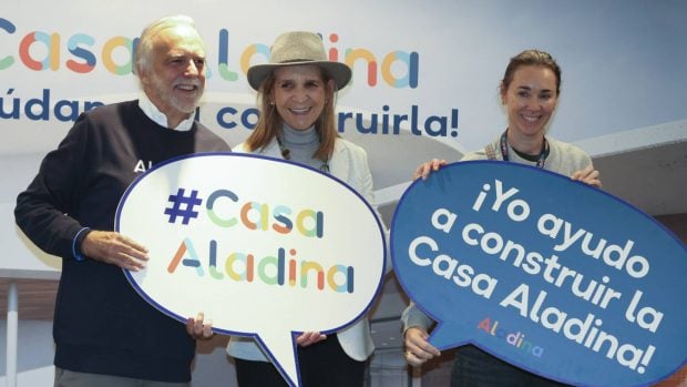 La infanta Elena y Paco Arango en el mercadillo solidario. (Foto: Gtres)