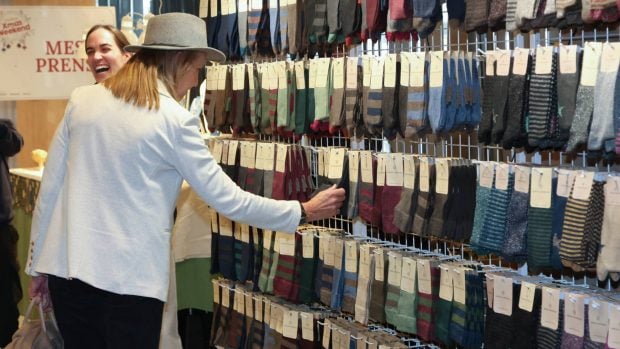 La infanta Elena en el mercadillo solidario. (Foto: Gtres)