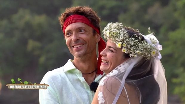 Ángel Cristo y Ana Herminia durante su boda en 'Supervivientes'. (Foto: Telecinco)