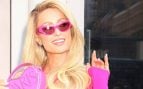 Paris Hilton con gafas de sol rosas y un bolso rosa en forma de corazón. (Foto: Gtres)