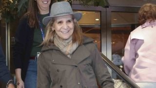 La infanta Elena en un mercadillo solidario. (Foto: Gtres)