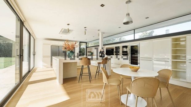 Cocina de la casa donde vivió Bertín Osborne en Madrid. (Foto: Idealista)