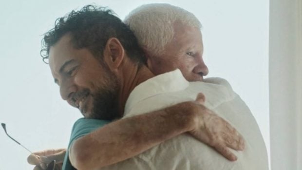 David Bisbal y su padre dándose un abrazo. (Foto: Gtres)