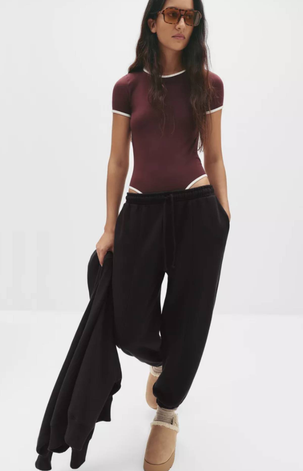 Look relajado de Pull and Bear con joggers amplios y body.