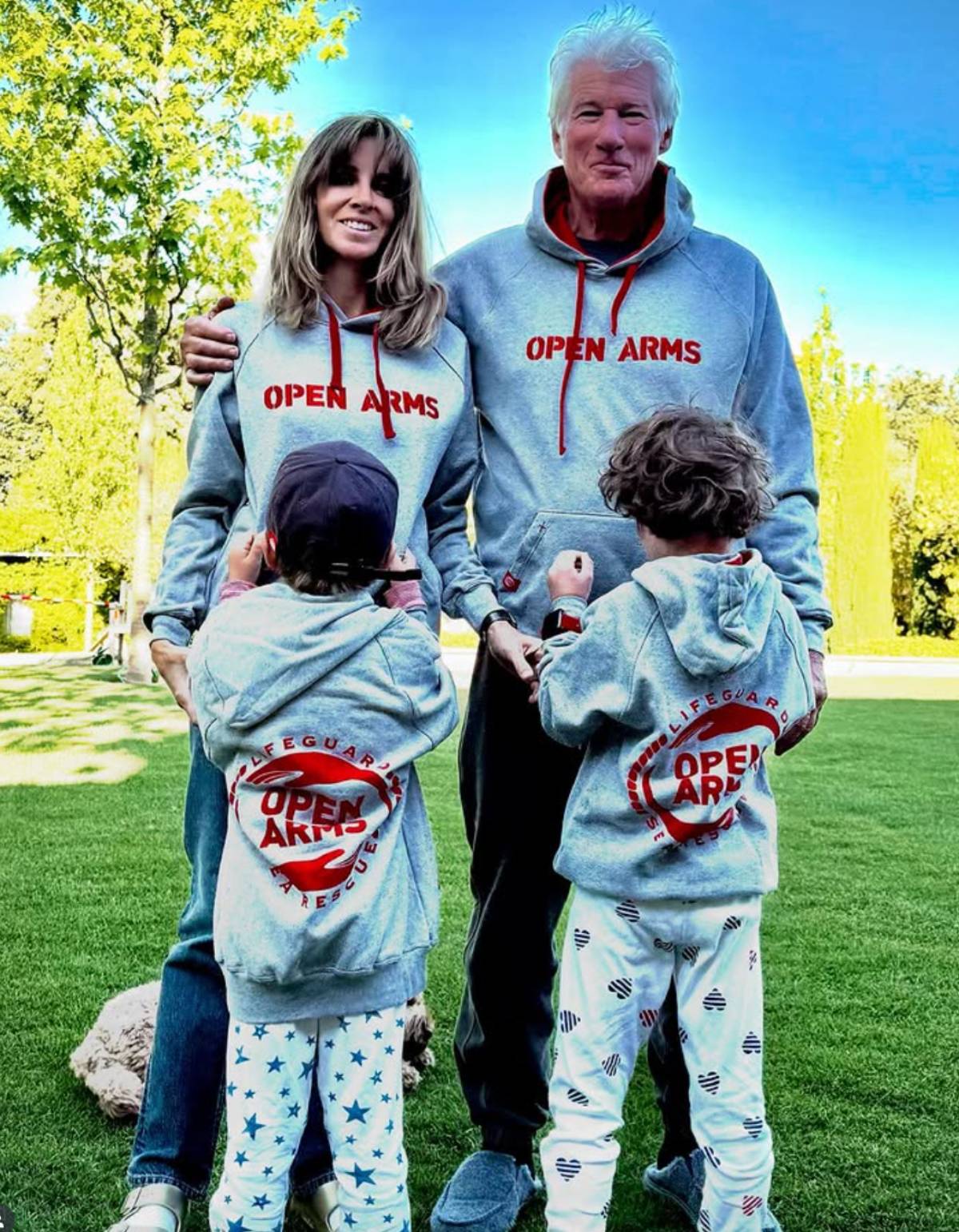 Alejandra Silva y Richard Gere, junto a sus hijos, posan con sudaderas de Open Arms. (Foto: Redes Sociales)