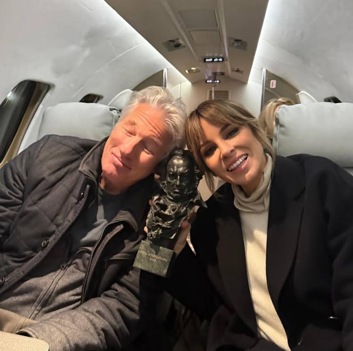 Richard Gere y Alejandra Silva posan en el avión celebrando el Goya Internacional que el actor recibió. (Foto: Redes Sociales)