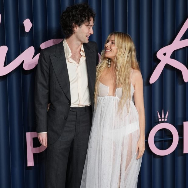 Sienna Miller quiso que su pareja, Oli Green, también fuera protagonista de la noticia. (Foto: Gtres)