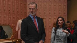 Los Reyes durante la visita a la exposición. (Foto: Gtres)