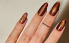 Uñas en degradado cobre-dorado: intensas y elegantes. (Foto: Redes Sociales)