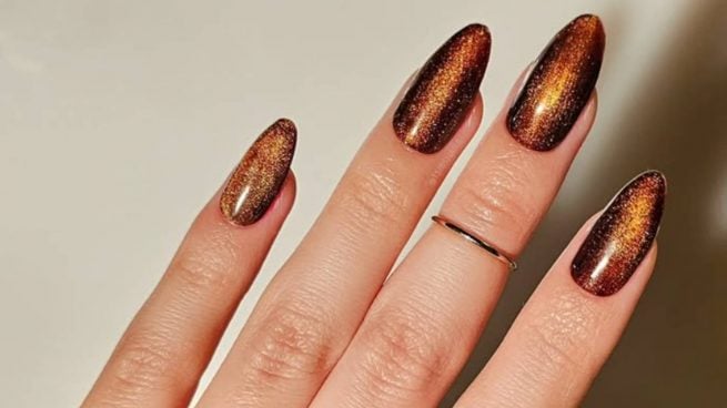 Uñas en degradado cobre-dorado: intensas y elegantes. (Foto: Redes Sociales)