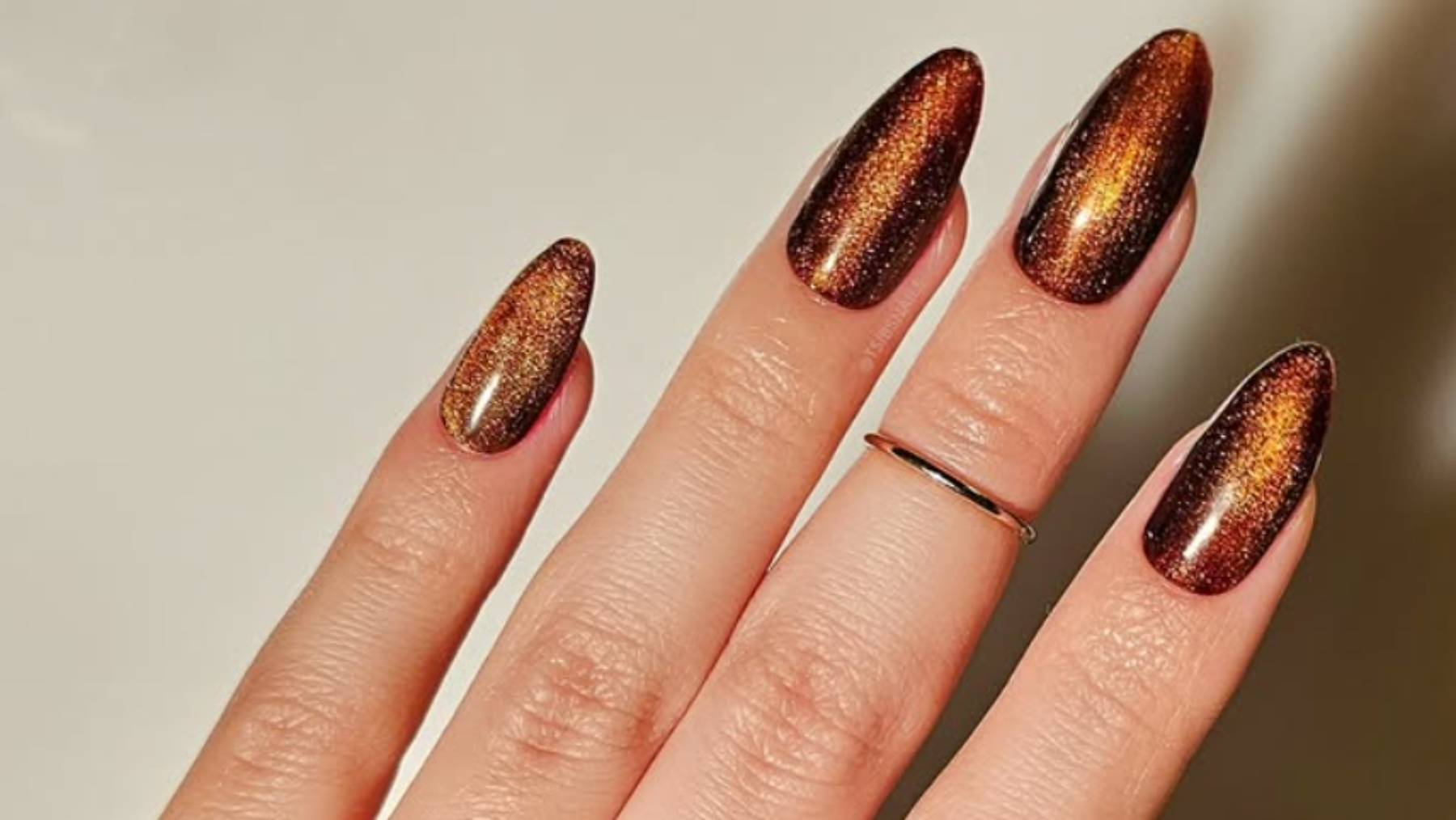 Qué son las uñas terciopelo y por qué son la manicura más viral del invierno