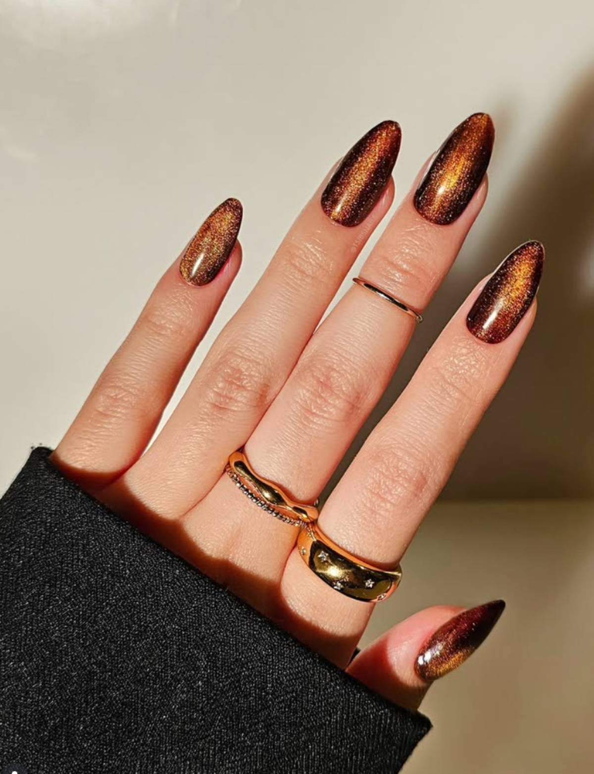 Uñas de color cobre con destellos dorados. (Foto: Redes Sociales)