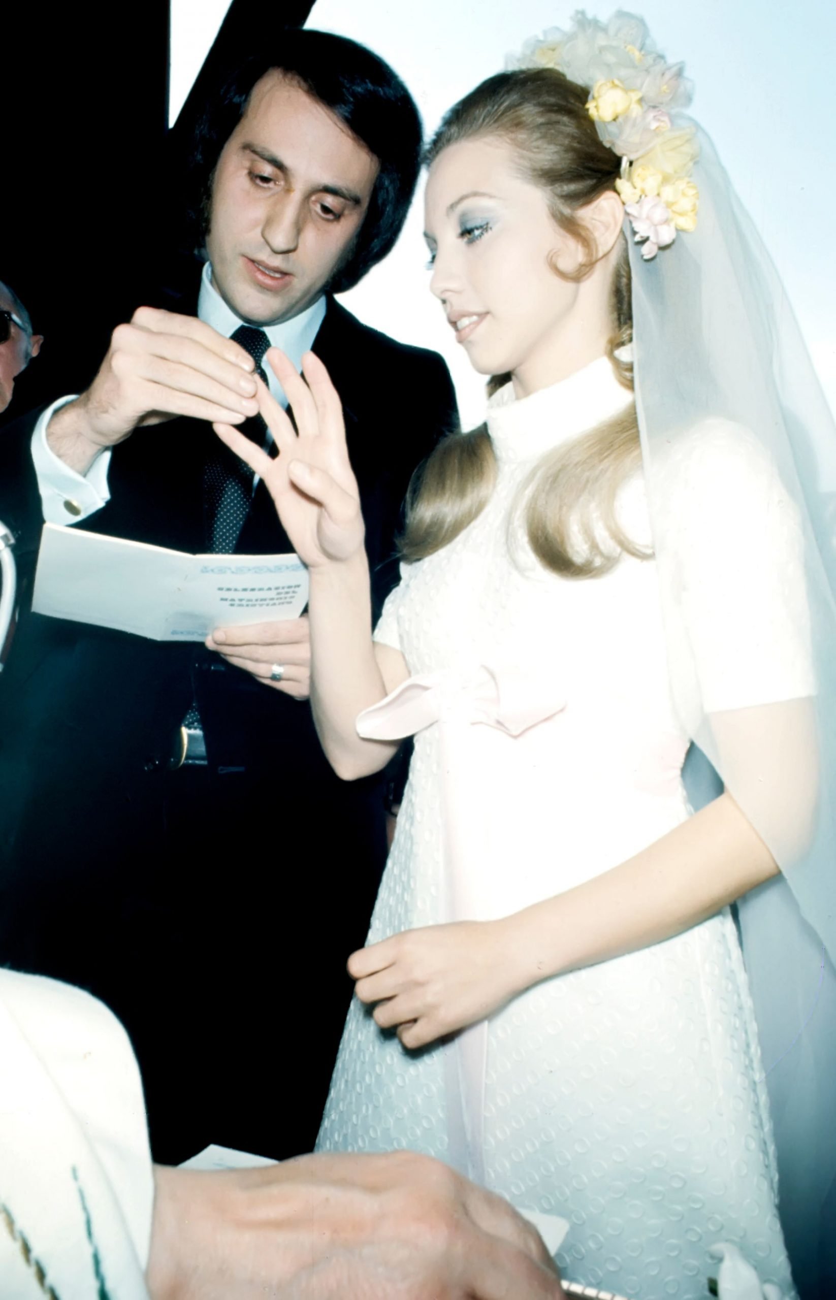 Karina y Tony Luz durante su boda. (Foto: Gtres)