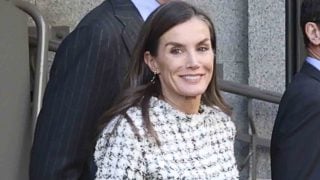 La Reina Letizia con un traje de APRAMP. (Foto: Gtres)