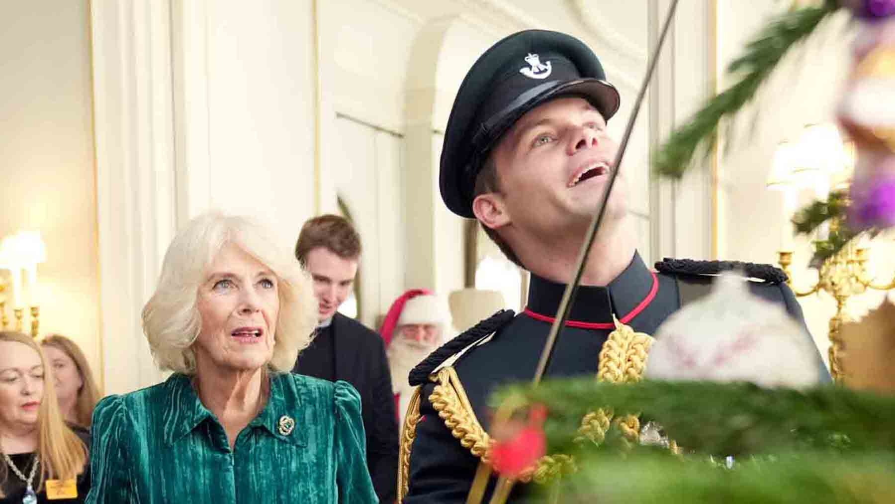 Ollie Plunket, el escudero de la reina Camila que enamoró en la red se retira