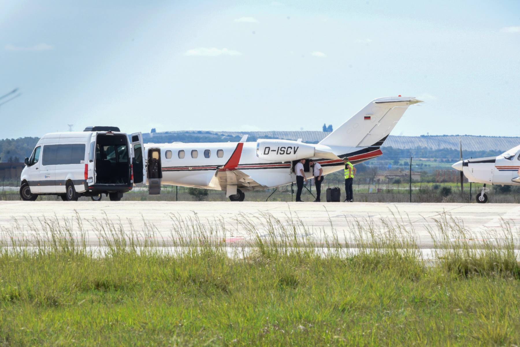 Isabel Pantoja en el aeropuerto de Sevilla. (Foto: Gtres)